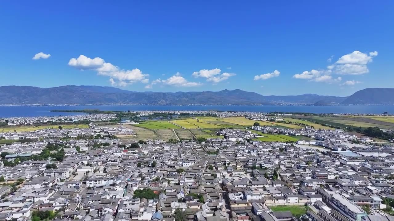 云南大理洱海白族古村落与稻田航拍视频素材