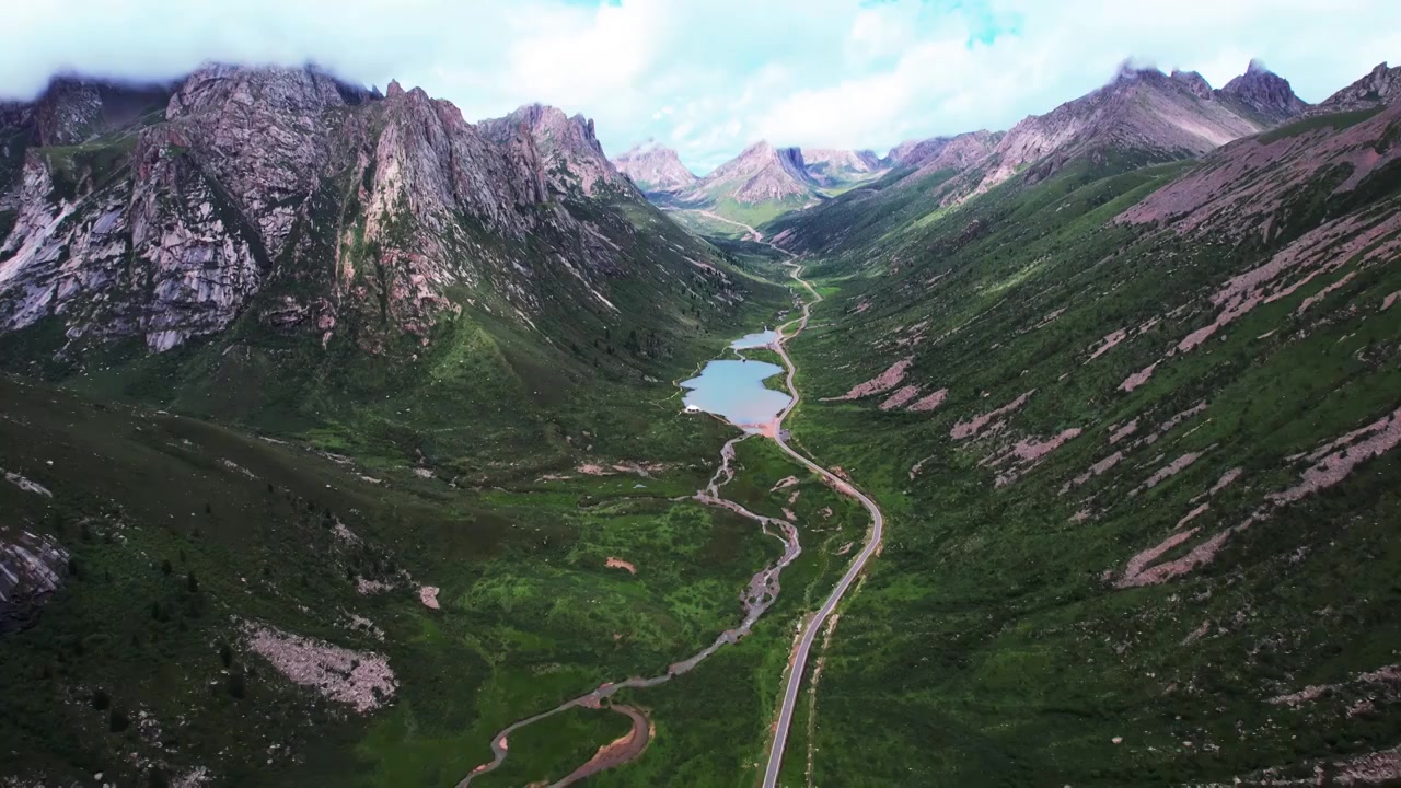 航拍川西旅游莲宝叶则石头山高原湖泊视频素材