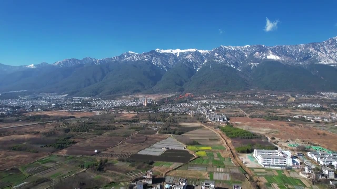 航拍云南旅游大理苍山洱海乡村田园风景视频素材