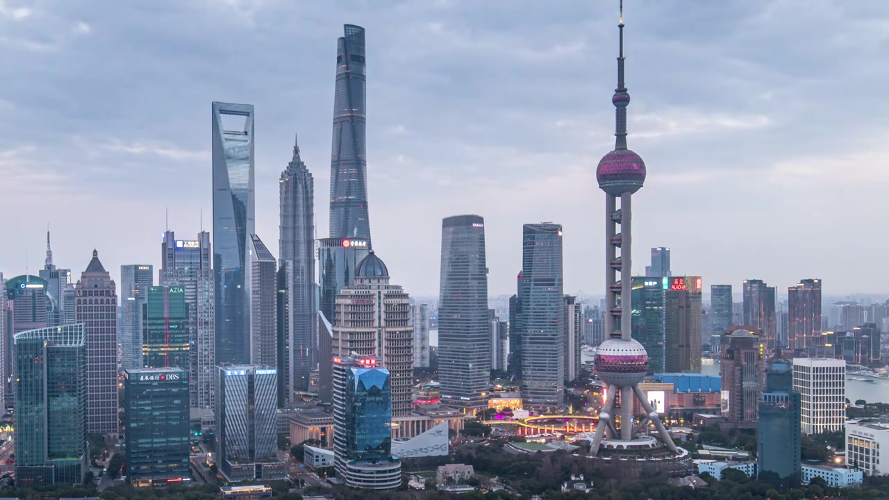 上海浦东东方明珠城市天际线日转夜延时摄影视频素材