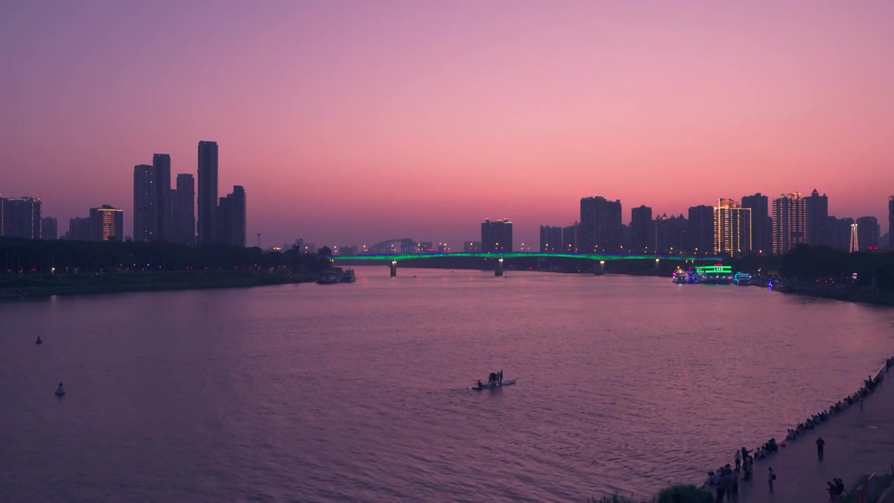 夕阳余晖下的南宁邕江岸城市高楼建筑剪影视频素材