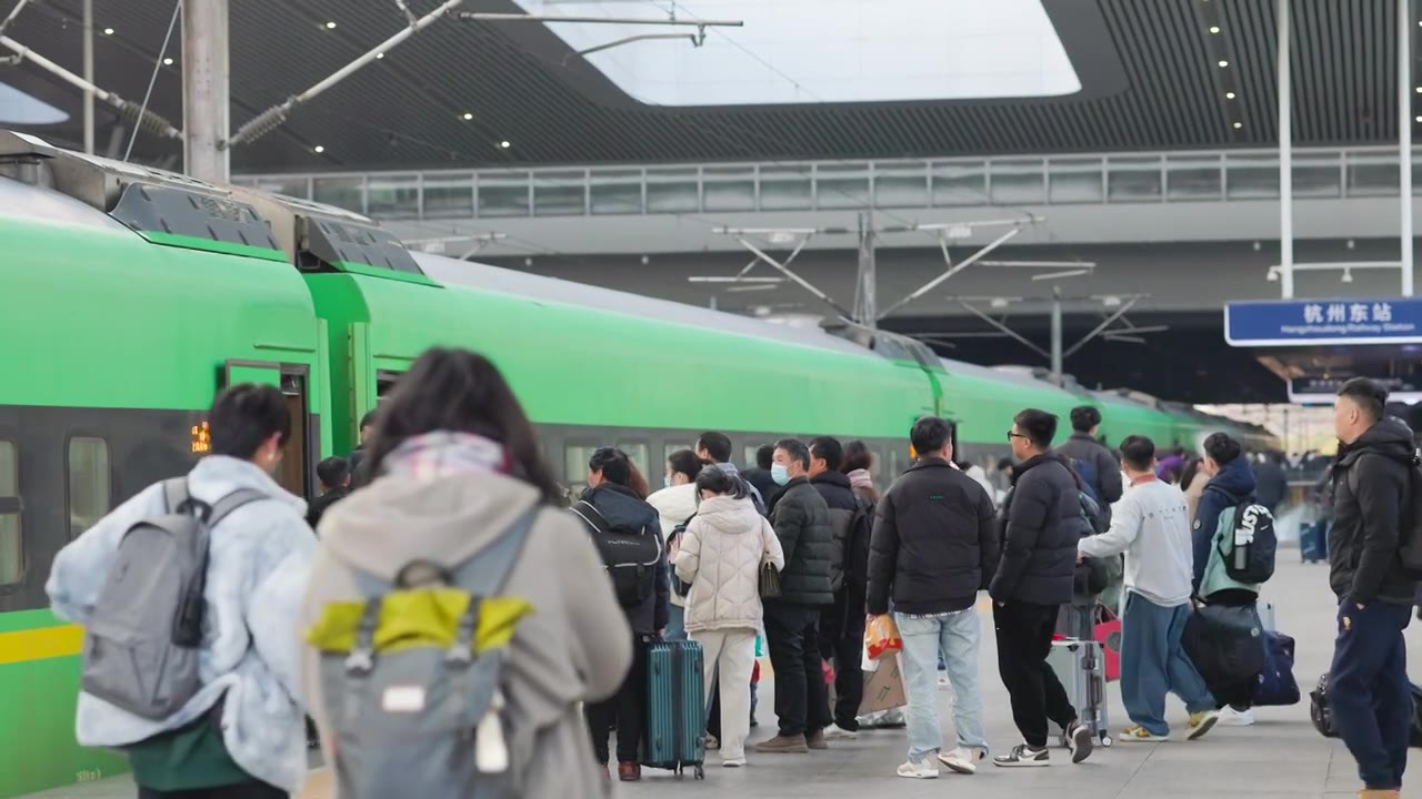 杭州火车东站绿色动车进站，乘客排队候车视频素材