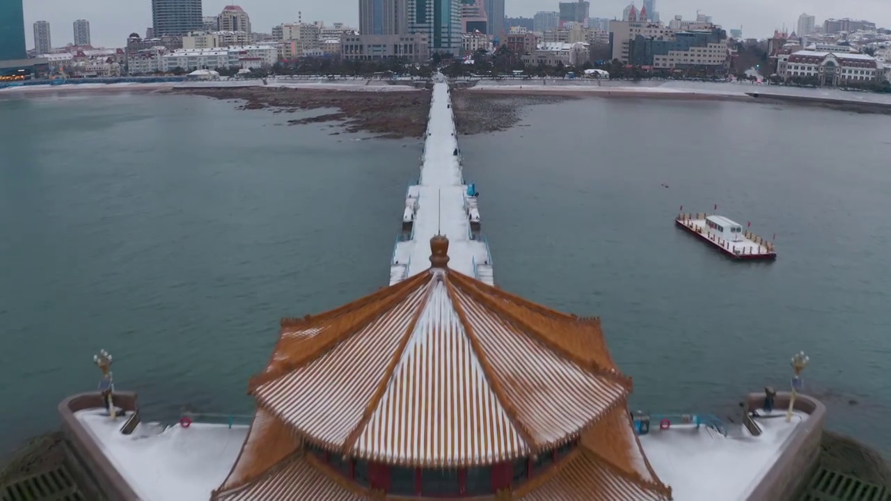 航拍雪后的青岛栈桥视频素材