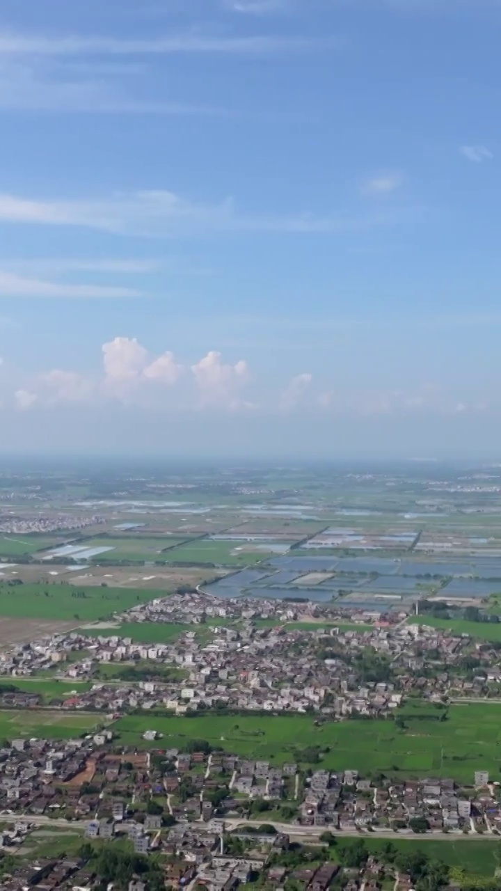 广东湛江雷州城乡结合部河北村上空航拍稻田视角视频素材