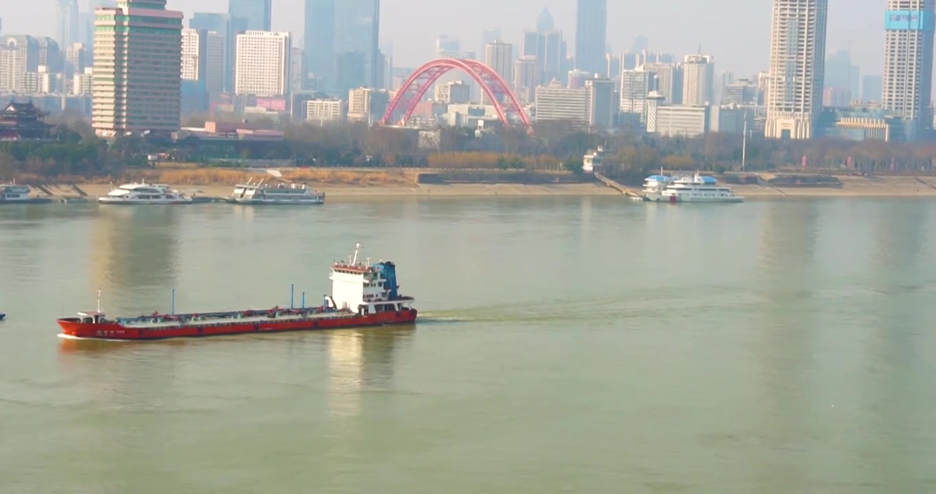 湖北武汉长江上的巨型航运货轮轮船及两岸城市风光建筑视频素材