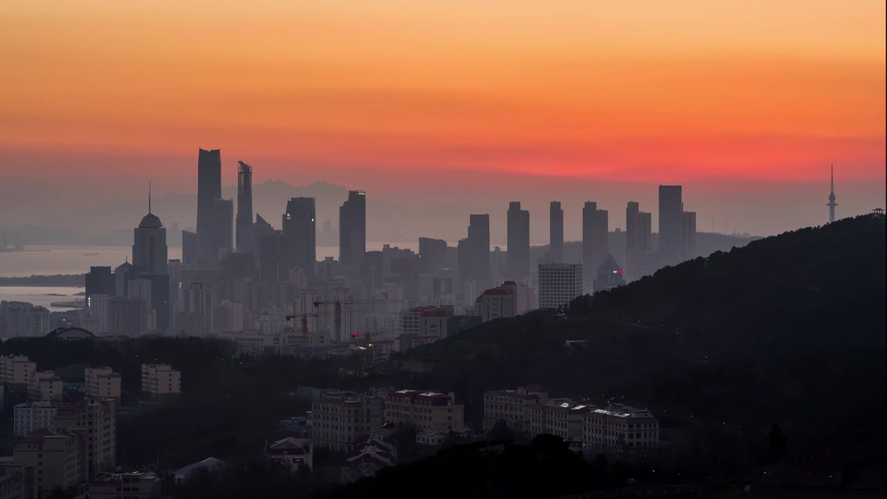 在青岛浮山看城市日落晚霞夜景视频素材