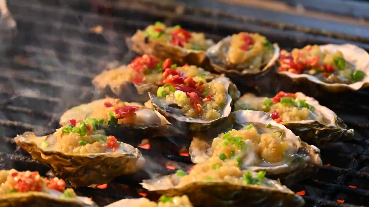 夏天夜宵小吃摊烤生蚝小吃美食视频素材