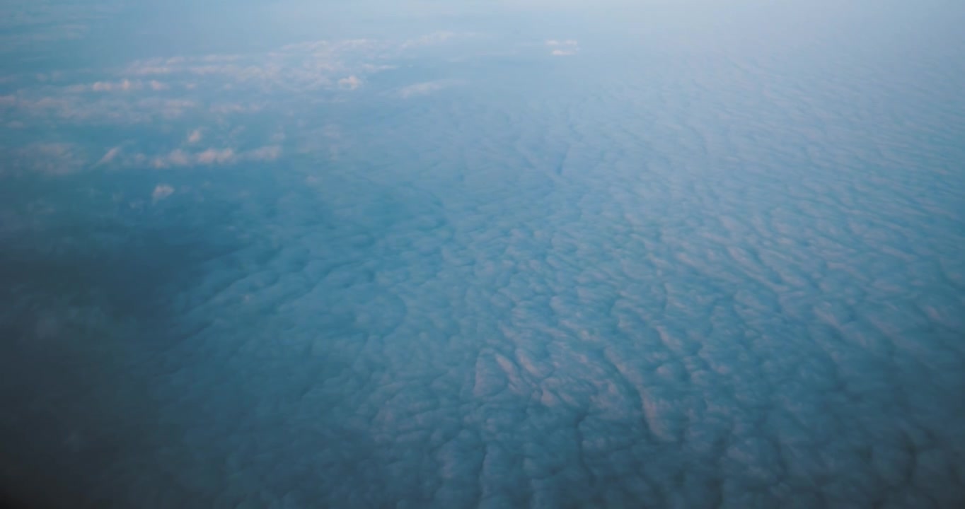 飞机上拍摄天空中的云层视频素材