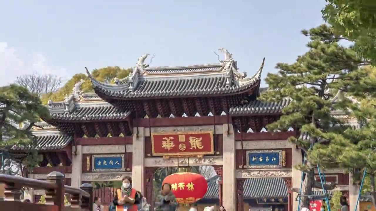 上海徐汇区龙华寺龙华塔人流延时摄影视频素材