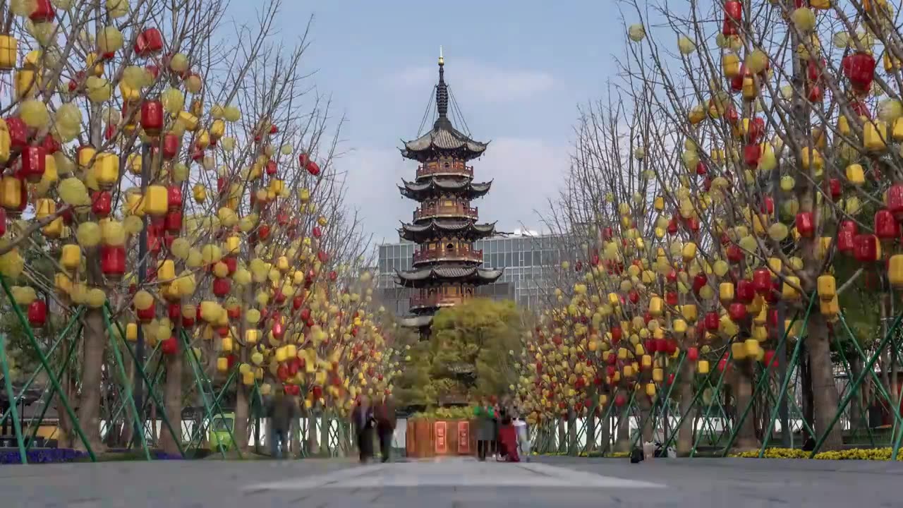 上海徐汇区龙华寺龙华塔人流延时摄影视频素材