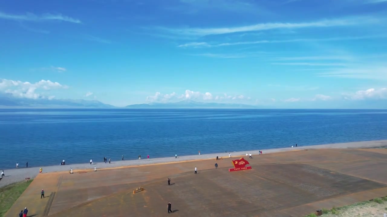 航拍新疆户外旅游赛里木湖蓝色湖景自然风光视频素材