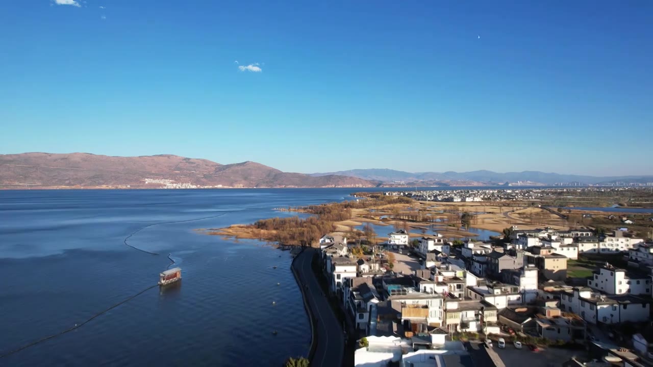 航拍云南旅游大理蓝色洱海边民宿建筑群视频素材