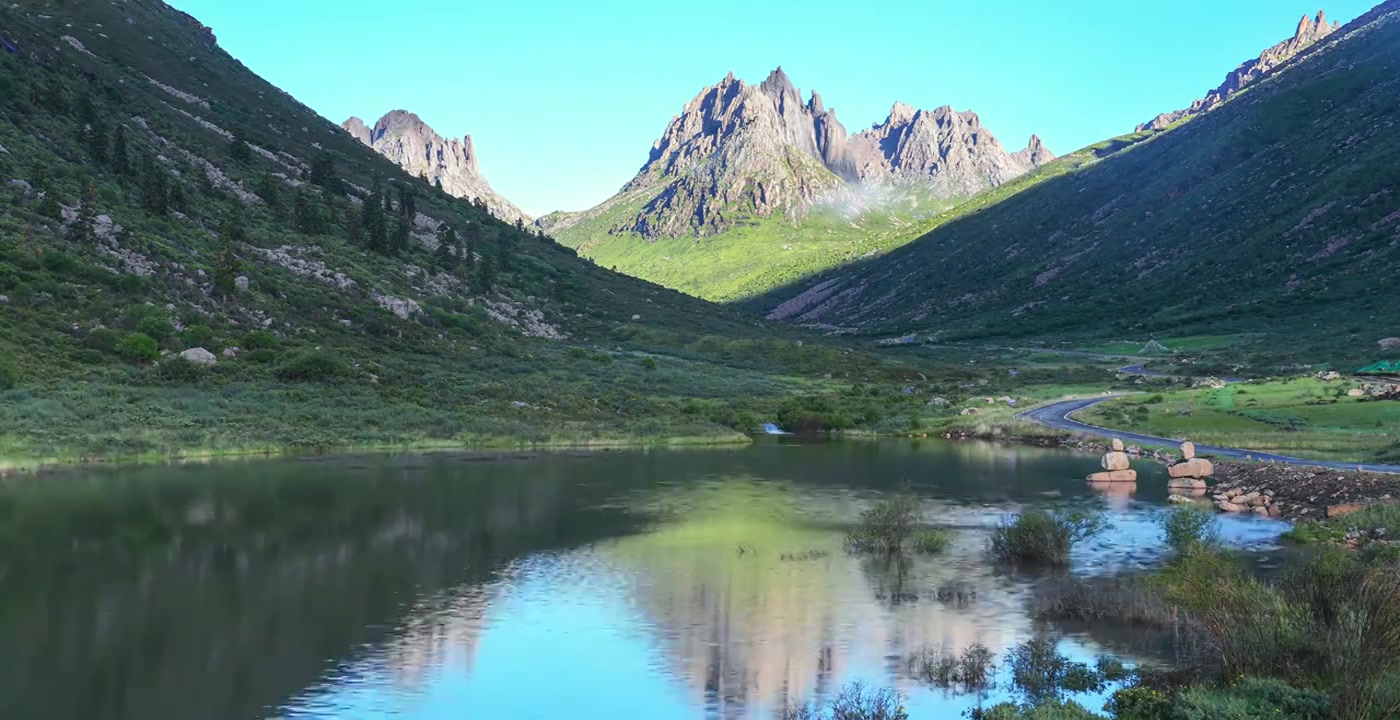 延时川西旅游莲宝叶则石头山高原湖泊自然风景视频素材