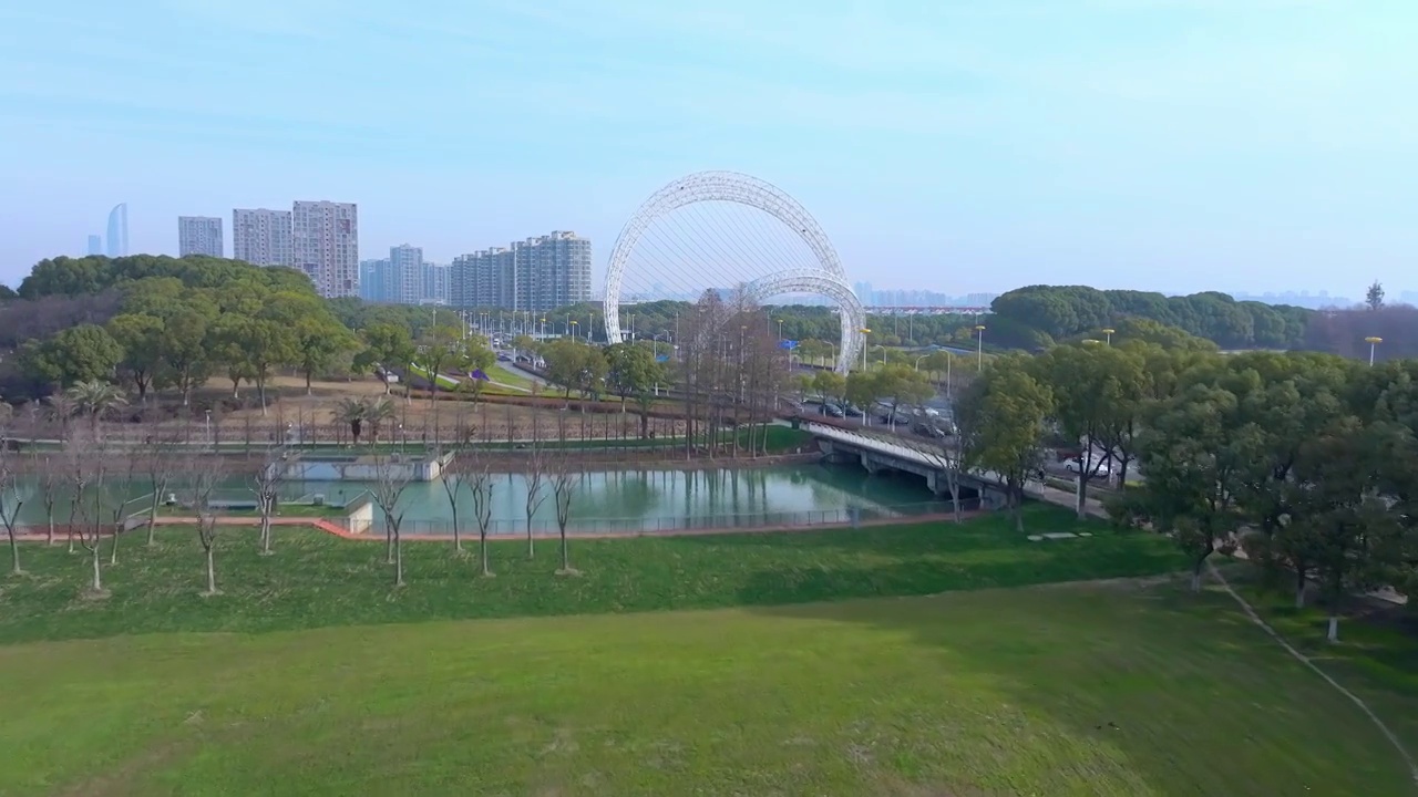 城市里清晨高峰期汽车行驶在路上视频素材