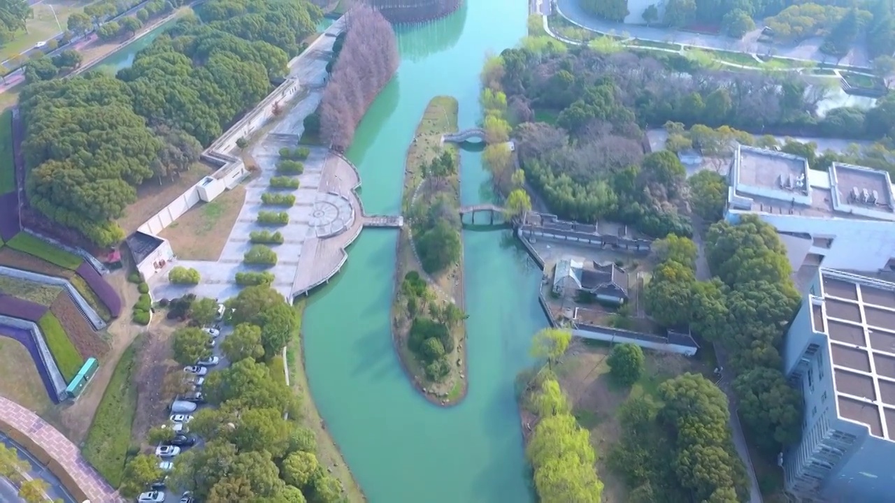 城市里清晨高峰期汽车行驶在路上视频素材