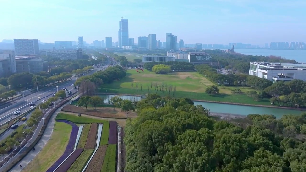 城市里清晨高峰期汽车行驶在路上视频素材