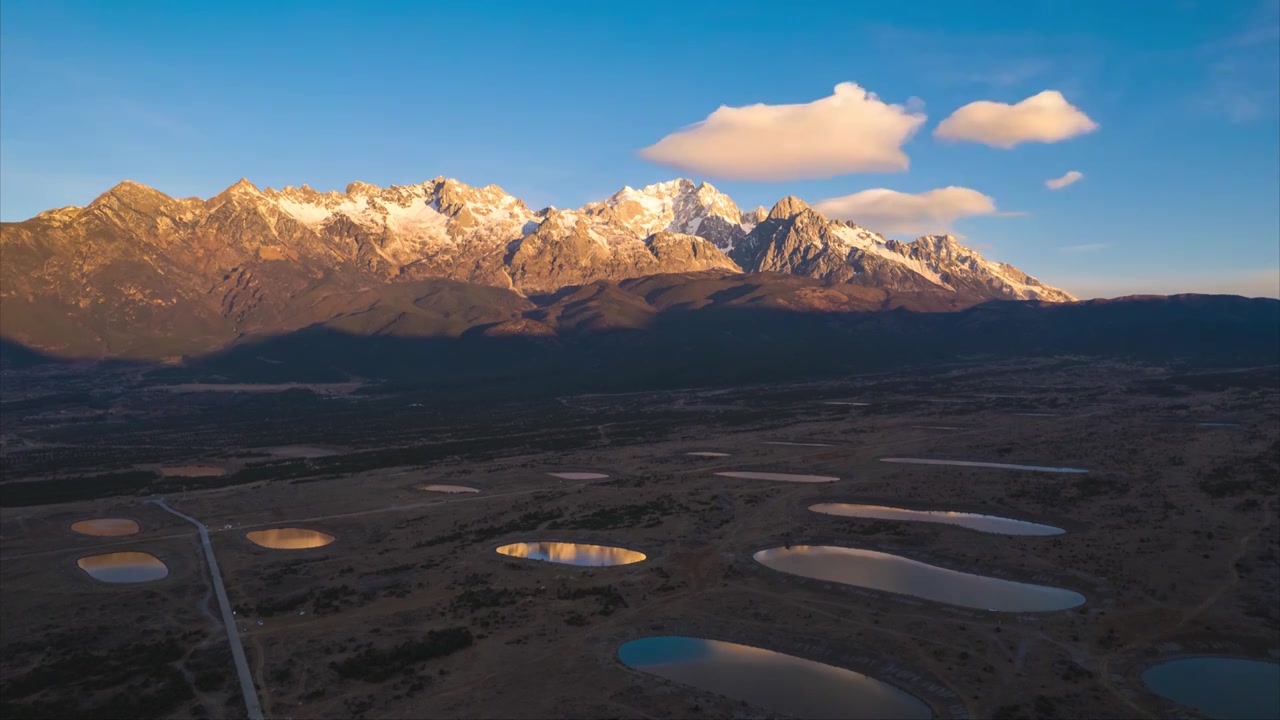 云南丽江玉龙雪山日照金山延时视频素材