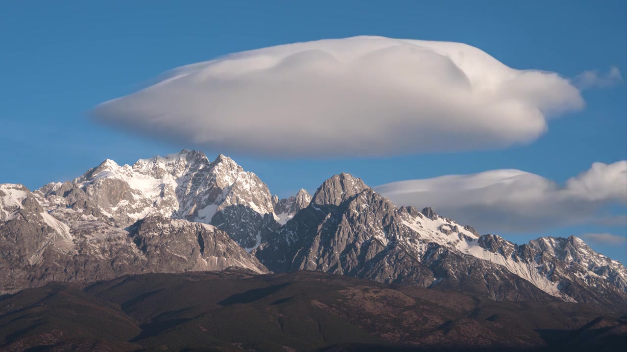 云南丽江玉龙雪山日照金山延时视频素材