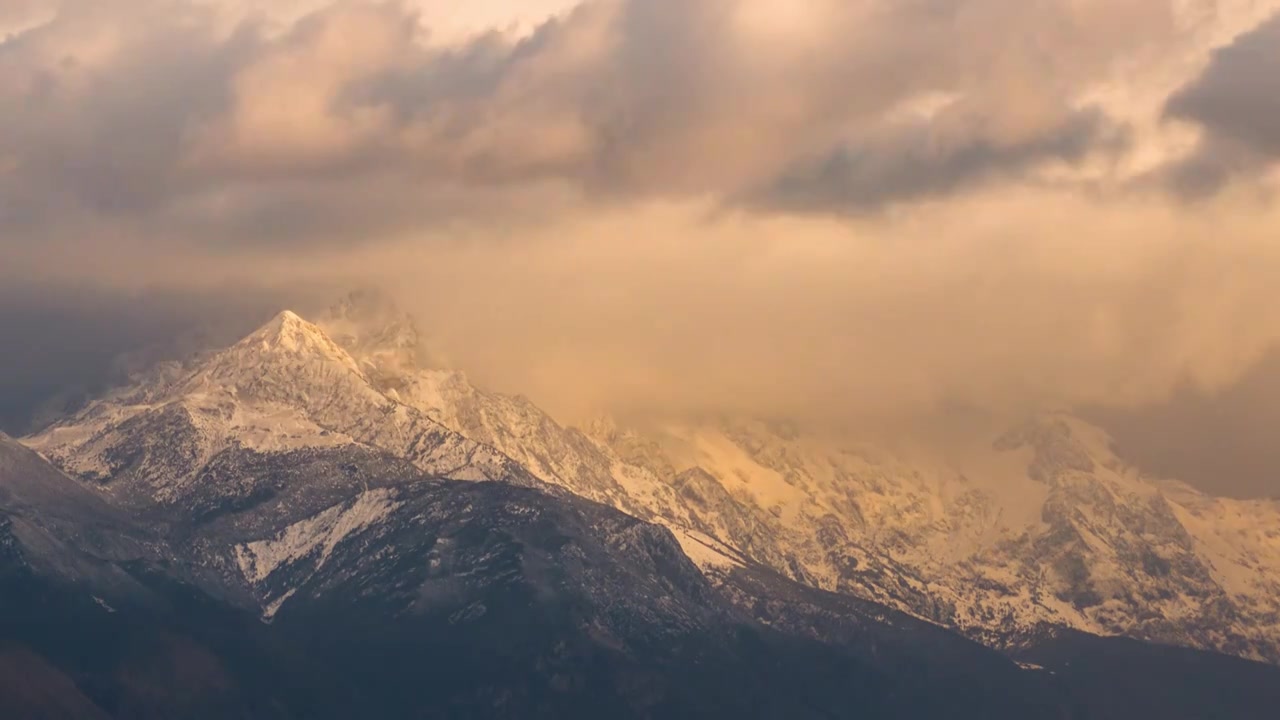 云南丽江玉龙雪山日照金山延时视频素材