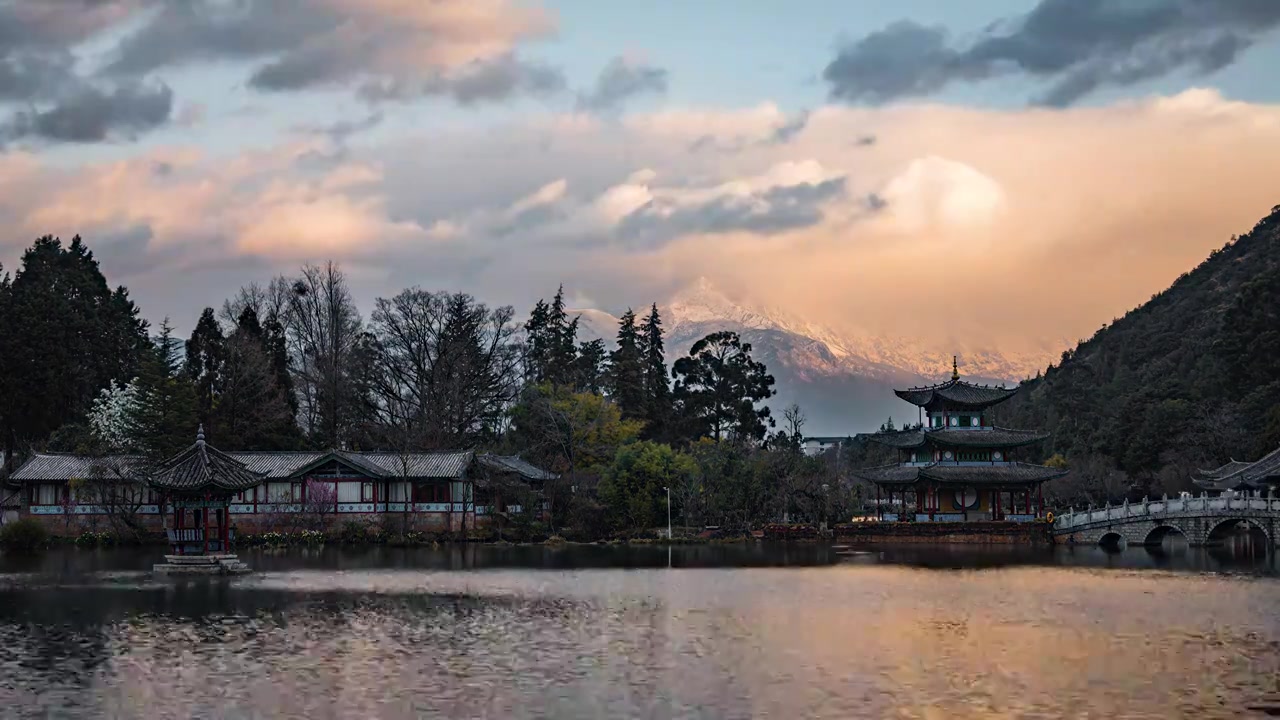 云南丽江玉龙雪山日照金山延时视频素材