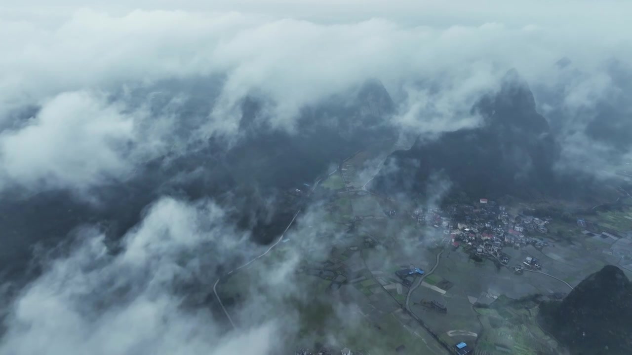 春天雨后桂林喀斯特山谷上空云雾缭绕视频素材