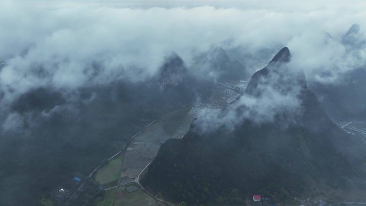 春天雨后桂林喀斯特山谷上空云雾缭绕视频素材