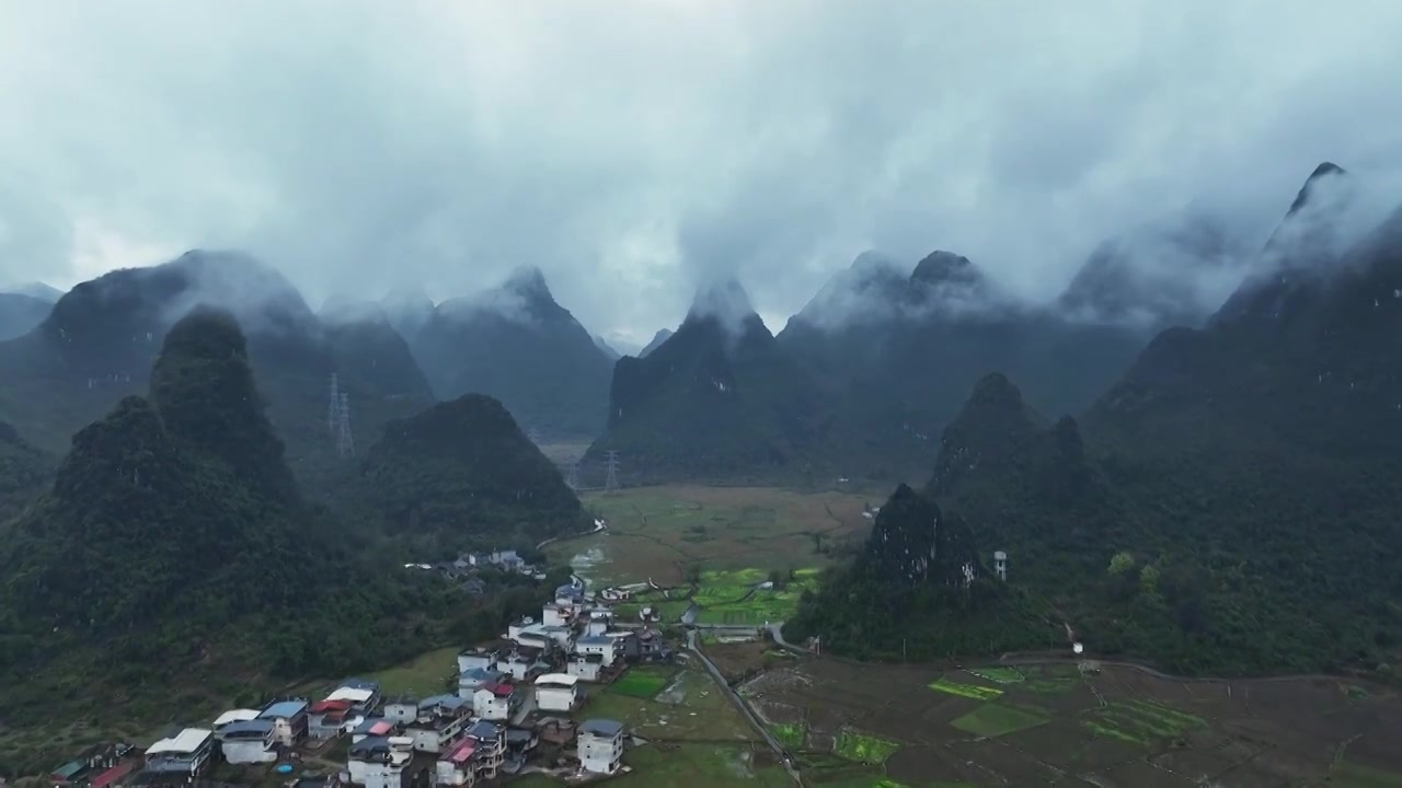 春天雨后桂林喀斯特山谷上空云雾缭绕视频素材