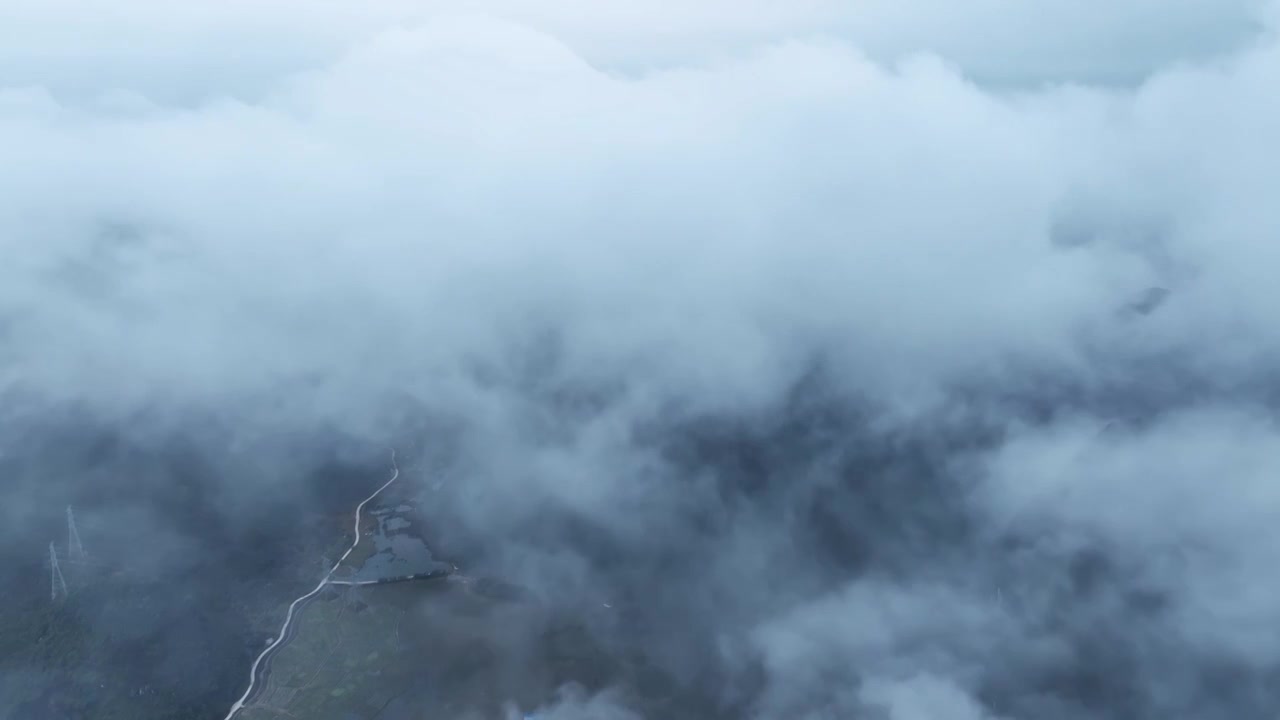 春天雨后桂林喀斯特山谷上空云雾缭绕视频素材