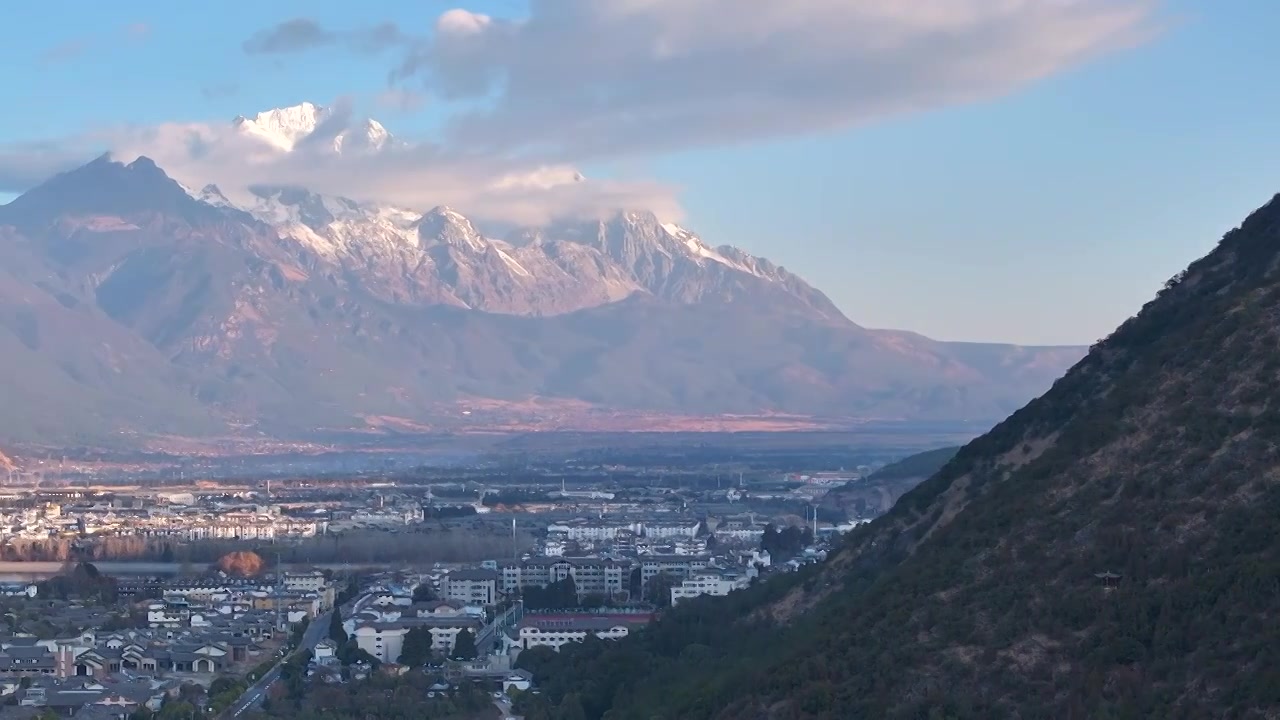 玉龙雪山下的古城视频素材