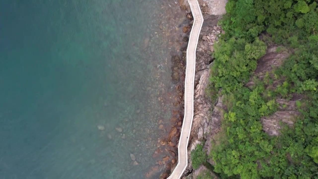 航拍广东省深圳市背仔角滨海栈道海洋风光沙滩海水玻璃海自然景观生态环境保护视频素材