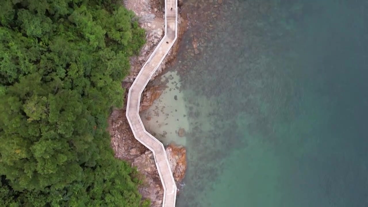 航拍广东省深圳市背仔角滨海栈道海洋风光沙滩海水玻璃海自然景观生态环境保护视频素材