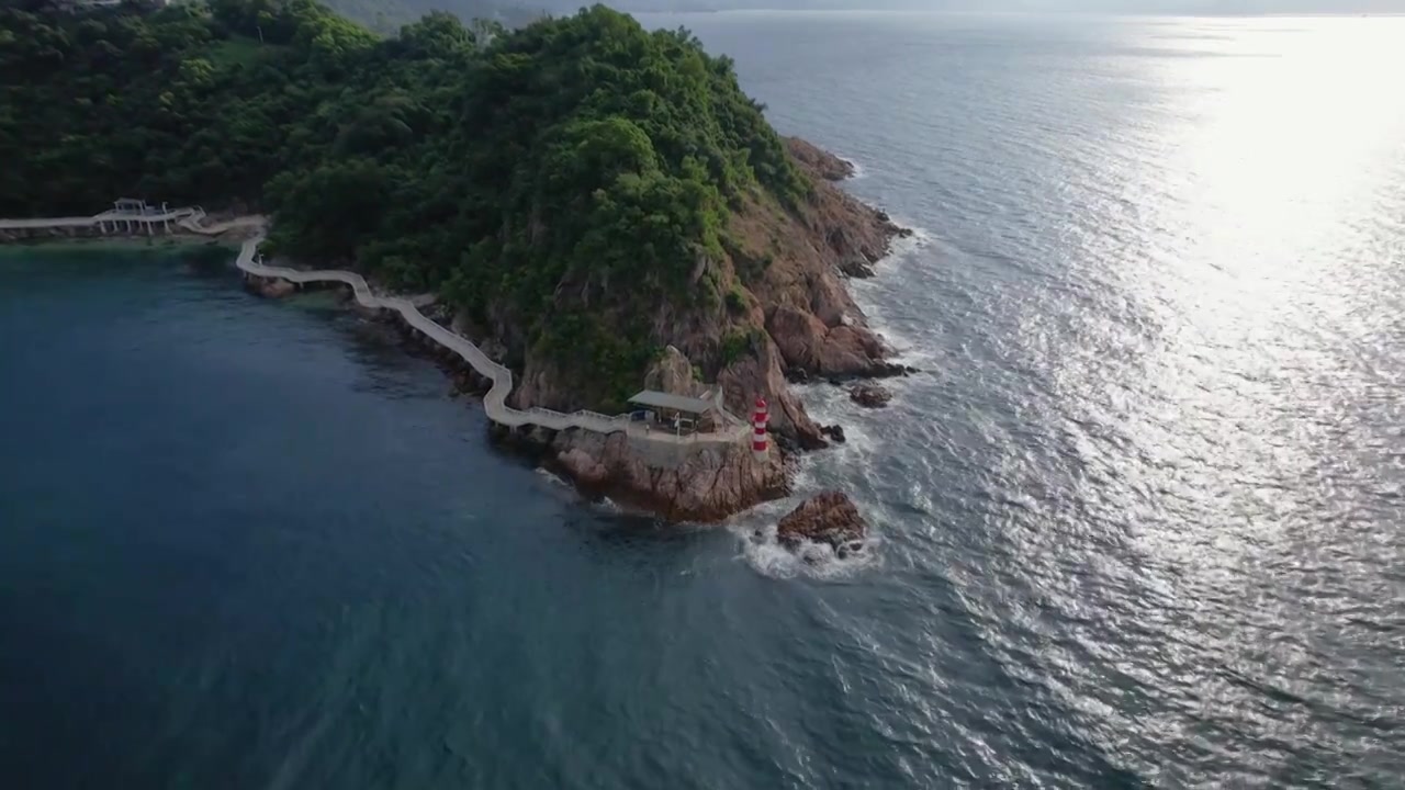 航拍广东省深圳市背仔角滨海栈道海洋风光沙滩海水玻璃海自然景观生态环境保护视频素材