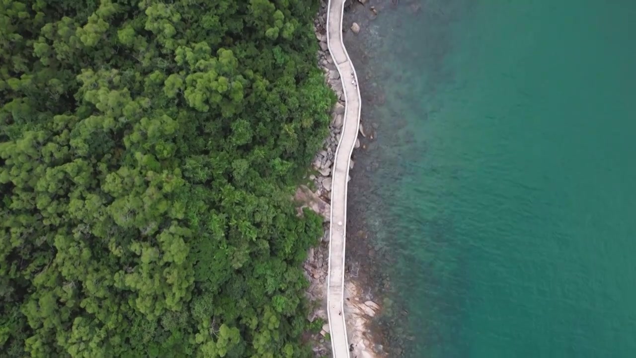 航拍广东省深圳市背仔角滨海栈道海洋风光沙滩海水玻璃海自然景观生态环境保护视频素材