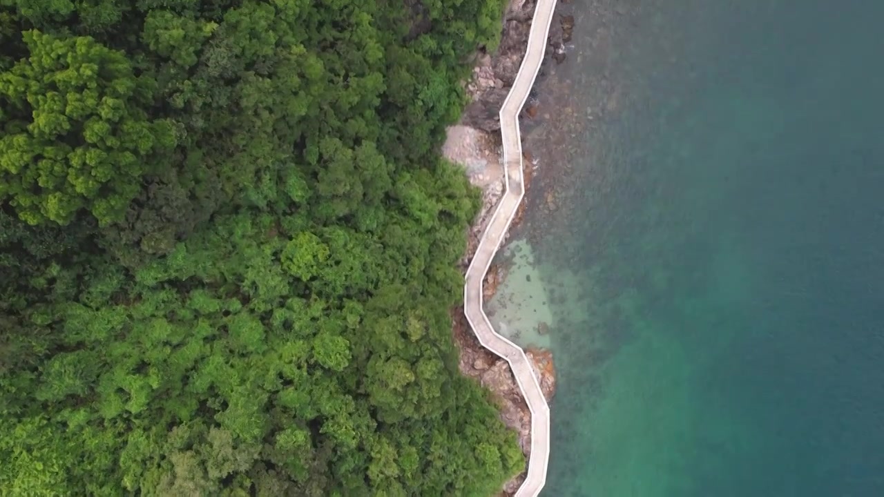 航拍广东省深圳市背仔角滨海栈道海洋风光沙滩海水玻璃海自然景观生态环境保护视频素材