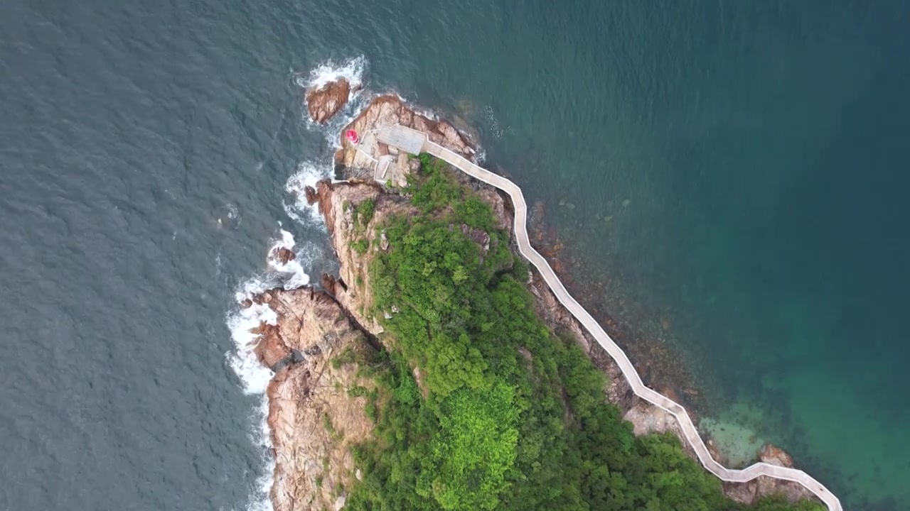 航拍广东省深圳市背仔角滨海栈道海洋风光沙滩海水玻璃海自然景观生态环境保护视频素材