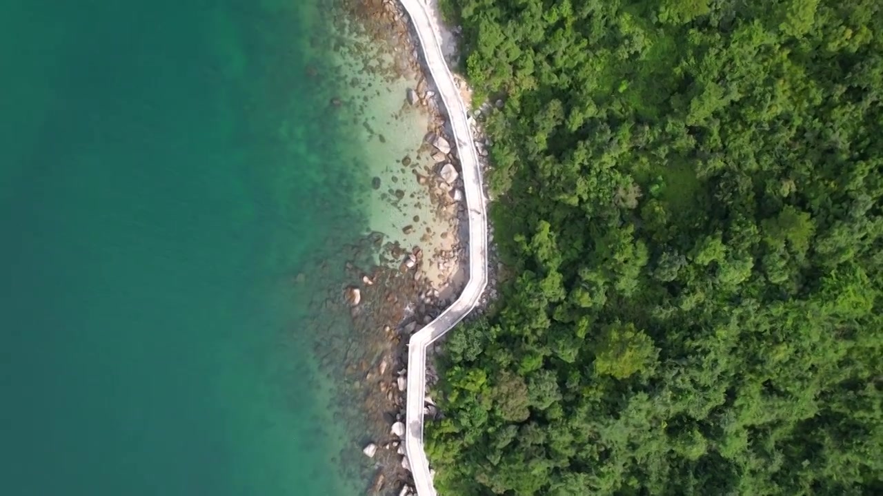 航拍广东省深圳市背仔角滨海栈道海洋风光沙滩海水玻璃海自然景观生态环境保护视频素材