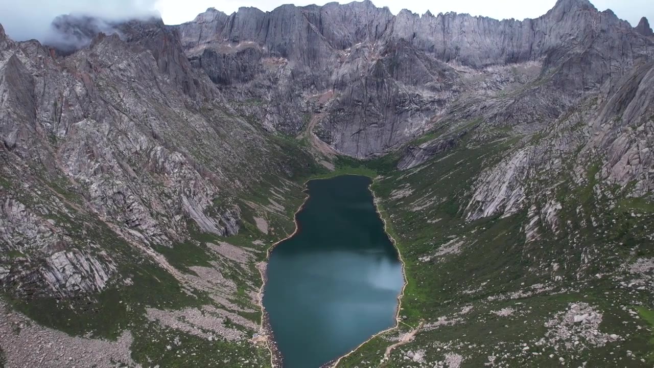 航拍川西旅游莲宝叶则石头山高原湖泊视频素材