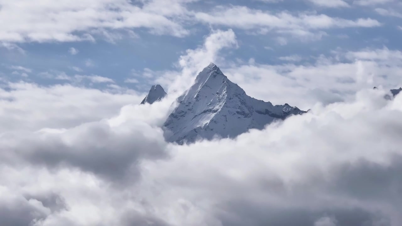 西藏南迦巴瓦雪山云海航拍延时视频视频素材