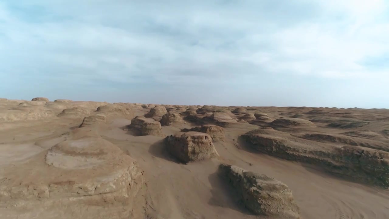 青海海西柴达木盆地俄博梁雅丹群戈壁视频素材