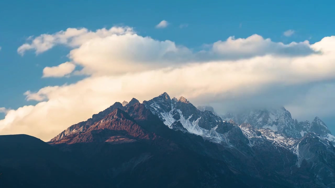 云南丽江玉龙雪山日照金山日落视频素材