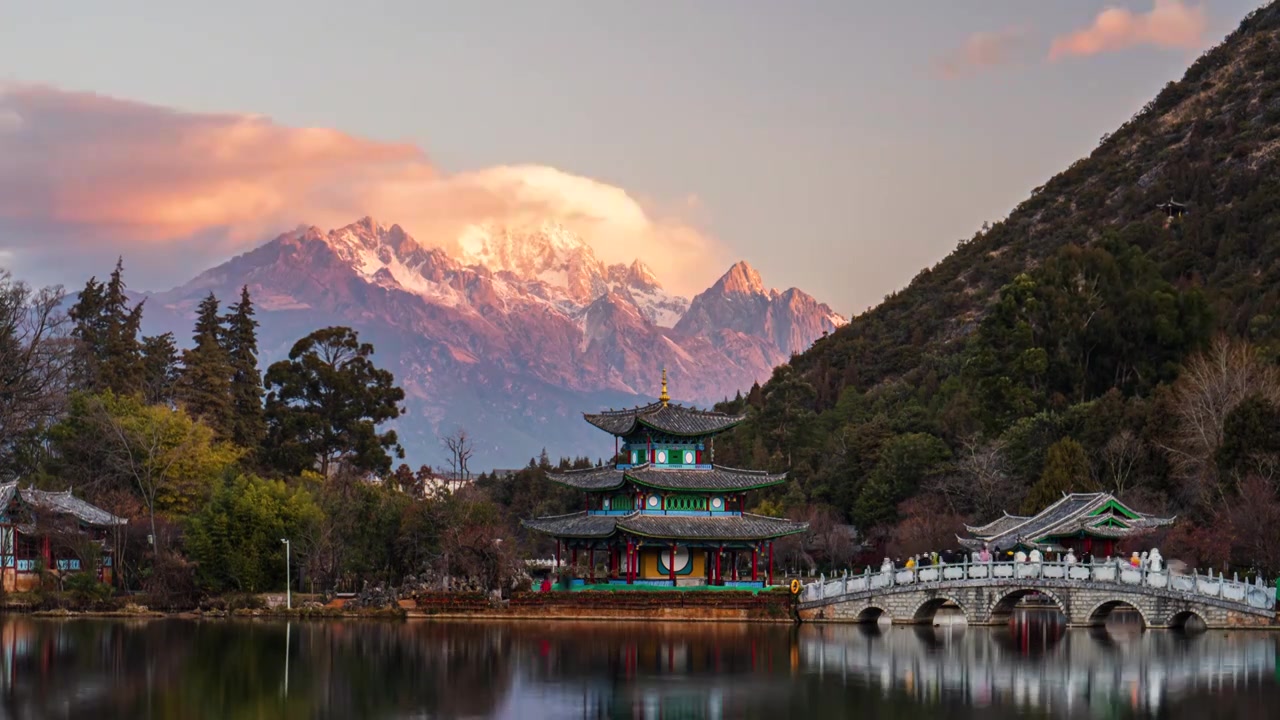 云南丽江黑龙潭玉龙雪山日照金山日落视频素材