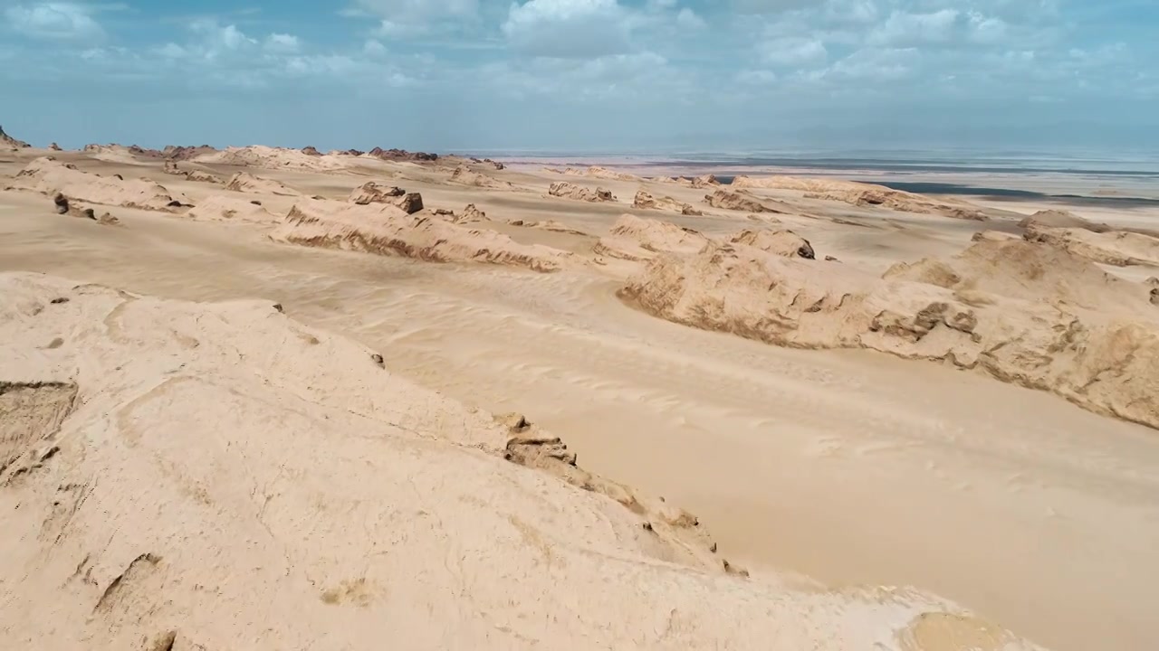 青海海西柴达木盆地俄博梁雅丹群戈壁视频素材