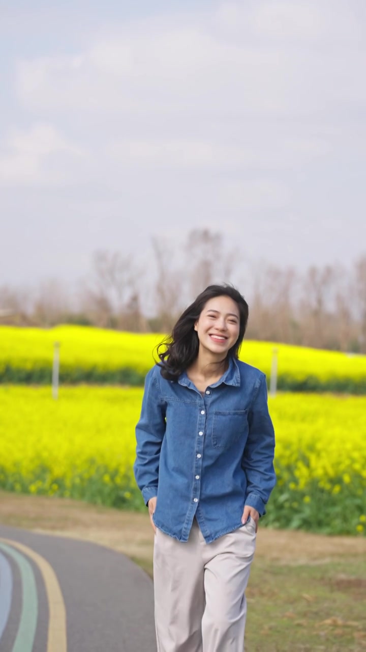 美女漫步在成都环城绿道油菜花海视频素材