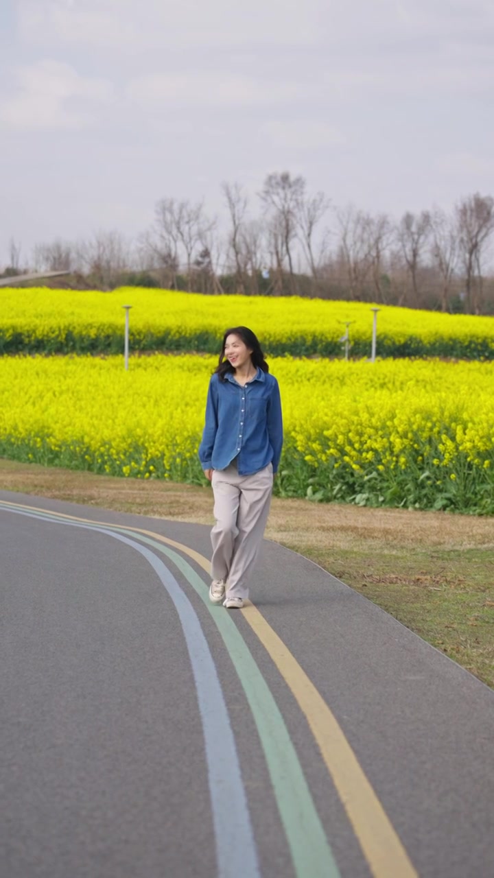 美女漫步在成都环城绿道油菜花海视频素材