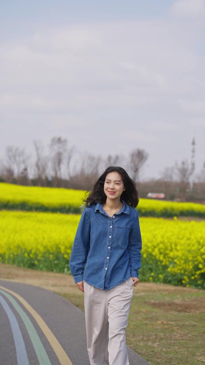 美女漫步在成都环城绿道油菜花海视频素材