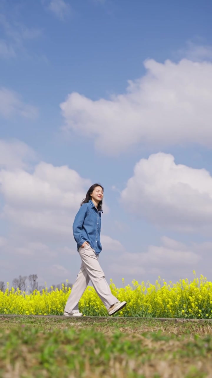 美女漫步在成都环城绿道油菜花海视频素材