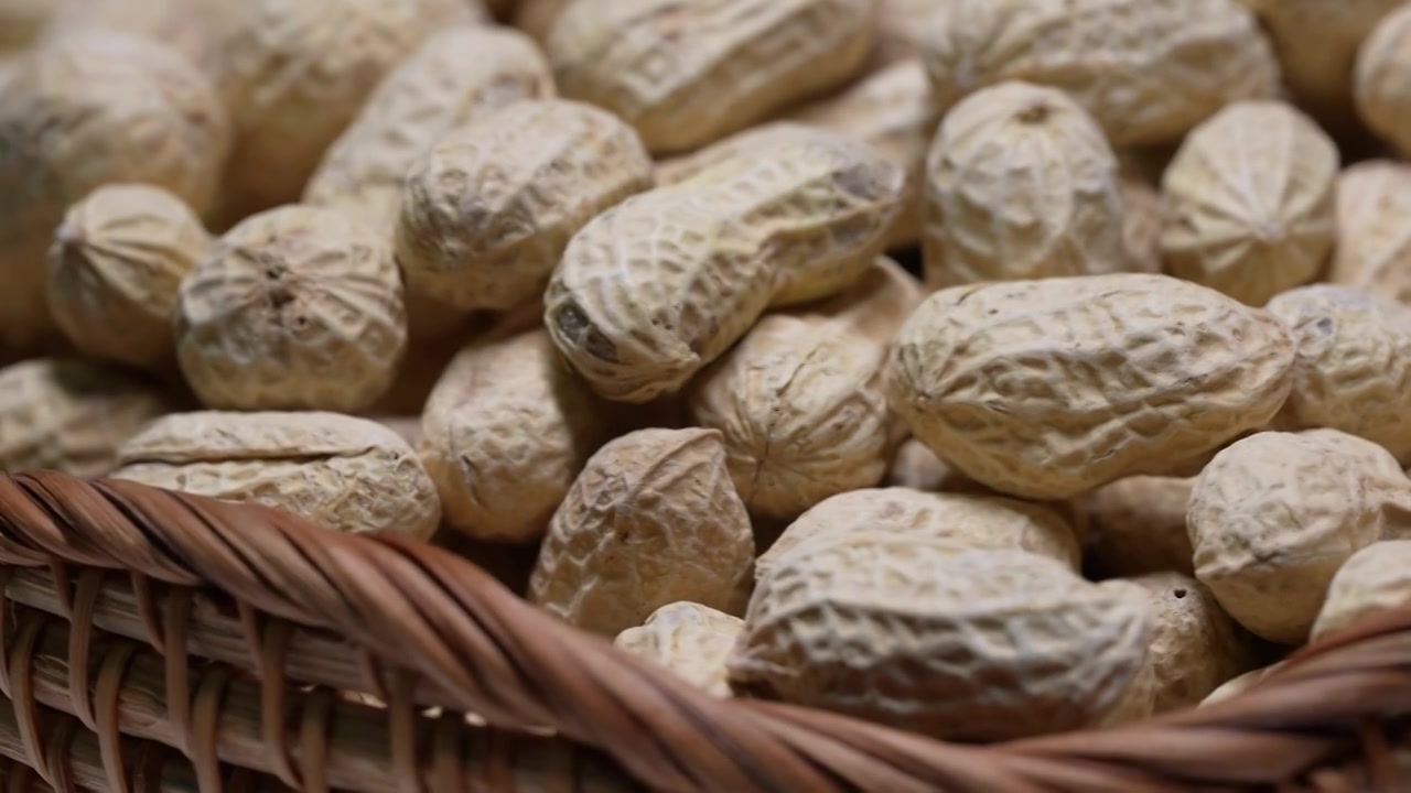 干果小吃美食炒花生视频素材