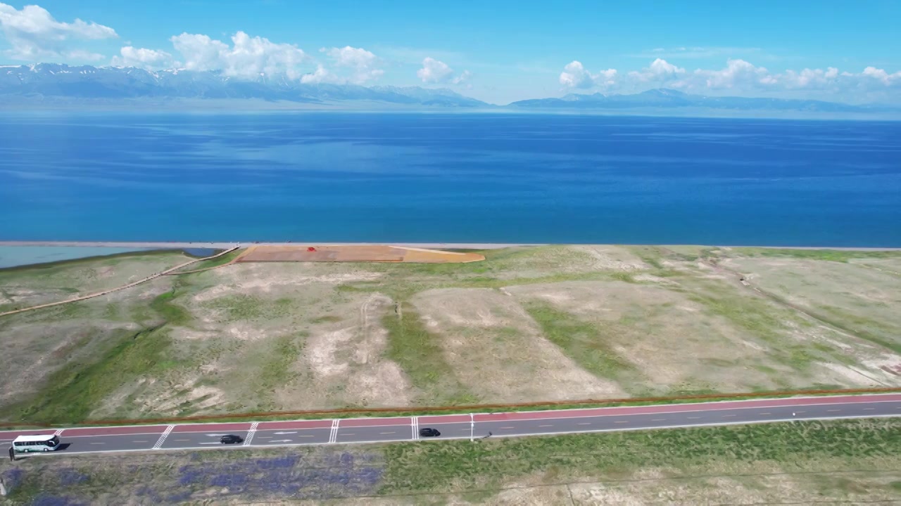 航拍新疆旅游蓝色湖面赛里木湖自驾公路视频素材