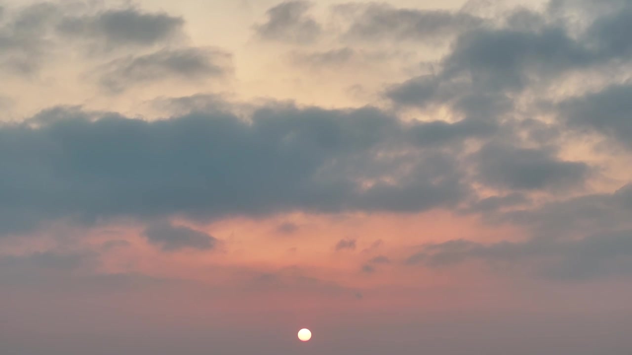 仅天空日落晚霞乌云戏剧性的天空视频素材