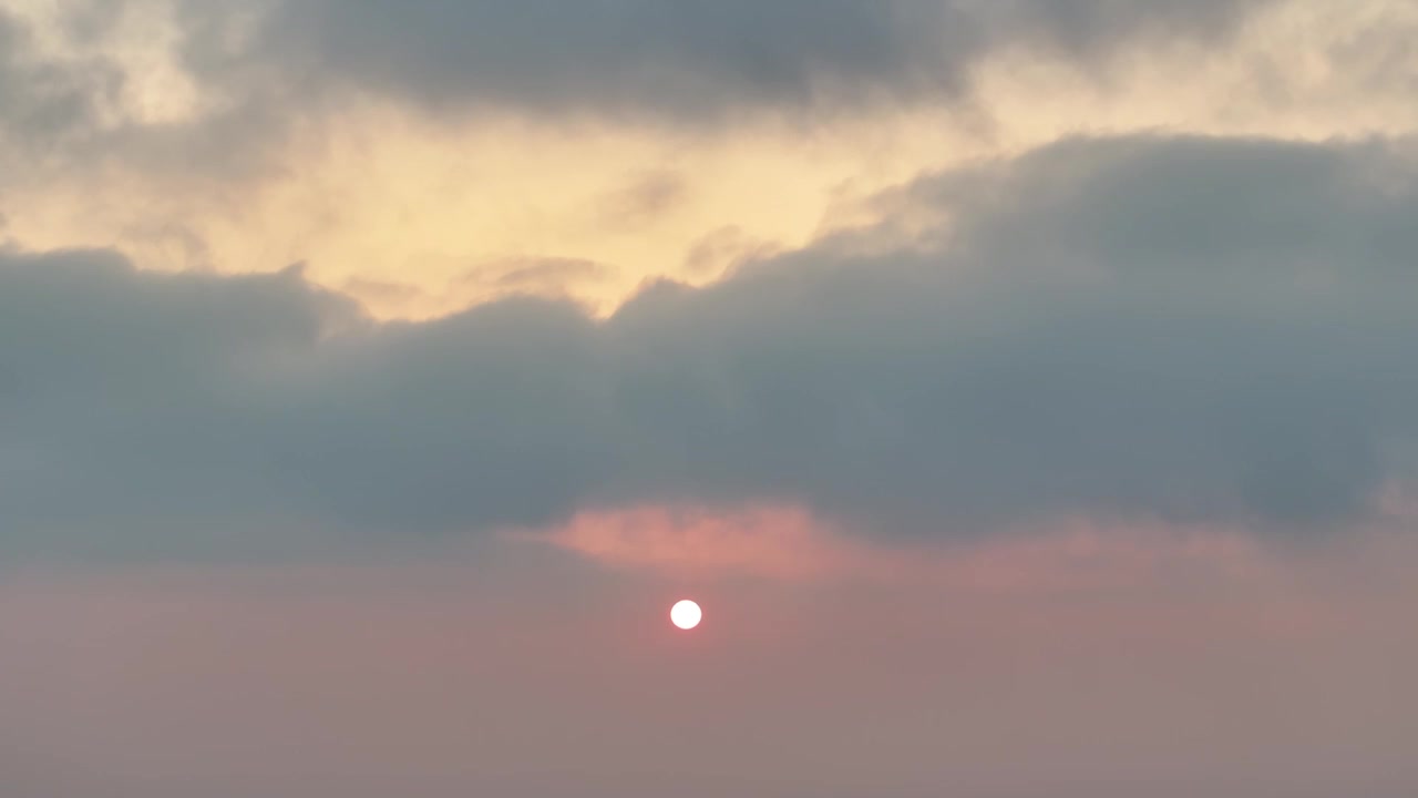 仅天空日落晚霞乌云戏剧性的天空视频素材